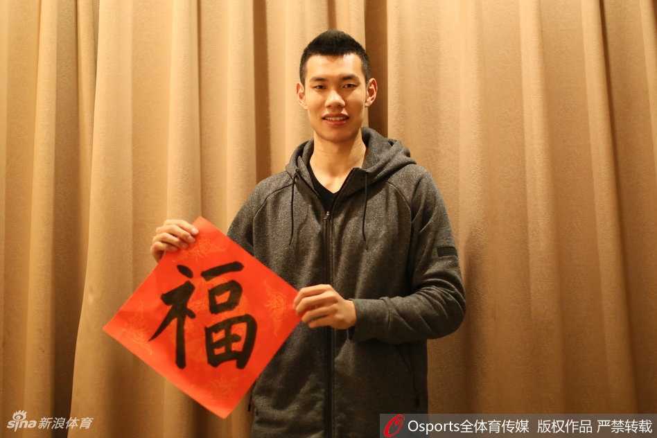 铁血军魂迎新岁 八一男篮拜大年!雷蒙领衔众将镜头前送暖意 训练馆内的抓拍最具感染力,球员们在进行简单的投篮热身,球衣随着动作飘扬。尽管只是拍摄写真的间隙,但他们眼中的专注与一丝不苟依然清晰可见。汗水与笑容交织,这正是八一男篮冬训备战的真实写照,也是他们献给球迷最真诚的礼物:无论前路多难,我们依然在全力奔跑。