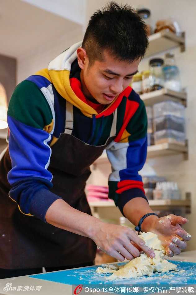 铁血后卫的柔情烘焙方硕情人节为球迷手作甜蜜饼干 方硕手捧精心制作的饼干礼盒,面带微笑直视镜头,仿佛在通过镜头向屏幕前的球迷们送出最真挚的情人节祝福。