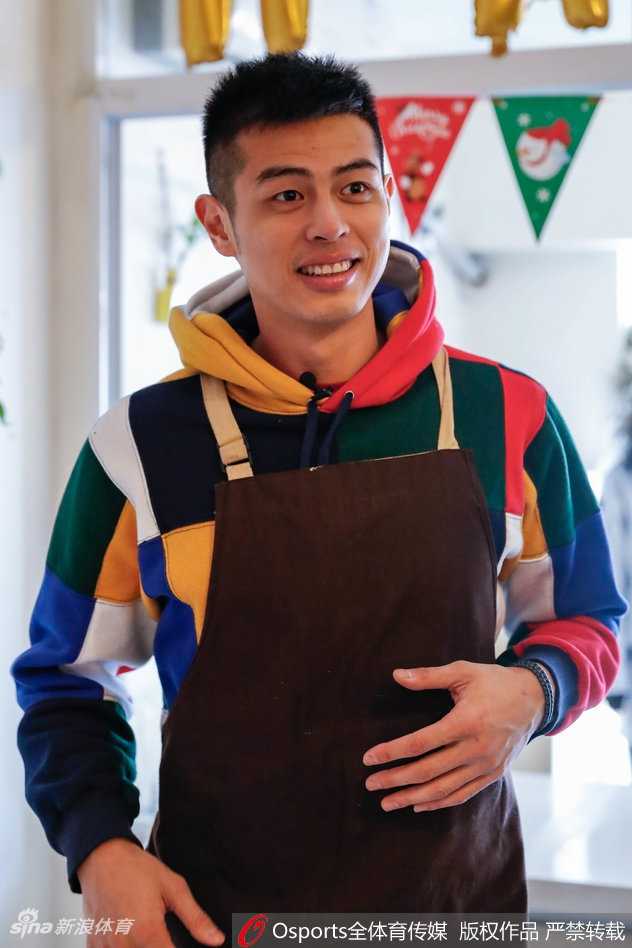 铁血后卫的柔情烘焙方硕情人节为球迷手作甜蜜饼干 方硕全神贯注,双手轻柔地揉搓着面团,仿佛在对待一件珍贵的艺术品,面粉轻扬间尽显铁汉柔情。