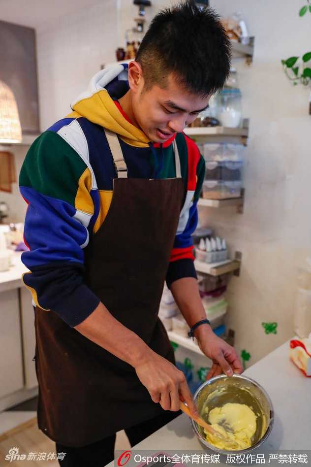 铁血后卫的柔情烘焙方硕情人节为球迷手作甜蜜饼干 方硕拿起裱花袋,在饼干上细心勾勒,挤出精美的奶油花纹,专注的神情仿佛在球场上执行最后一攻的战术。