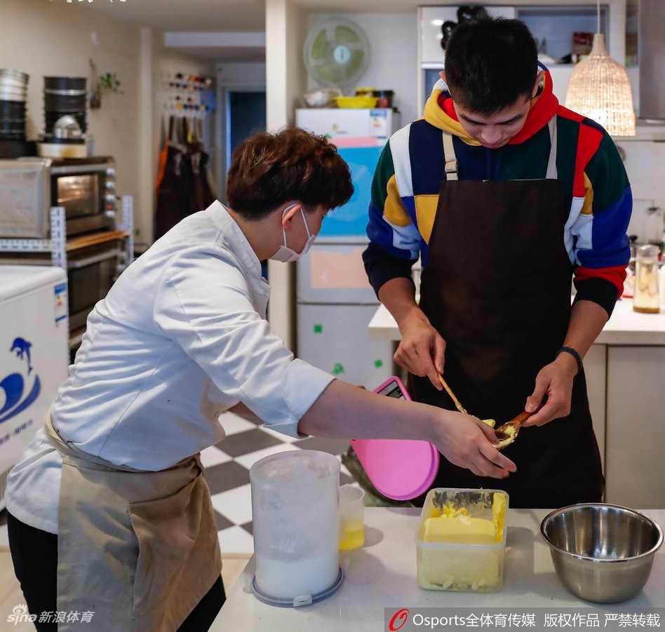 铁血后卫的柔情烘焙方硕情人节为球迷手作甜蜜饼干 方硕小心翼翼地将刚刚烤好的饼干从烤盘中取出,金黄酥脆的饼干散发着诱人香气,他的脸上洋溢着收获般的满足笑容。