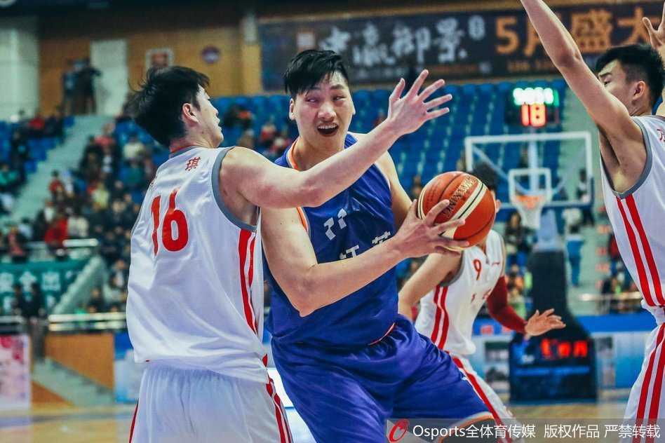 坦克式碾压：唐正东背身强吃山西队内线，肌肉碰撞声仿佛穿透画面