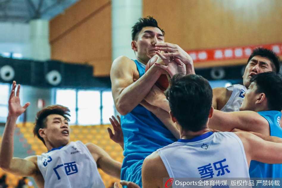 大王驾到：少年王哲林在江苏队头顶完成双手惊天暴扣，霸气尽显