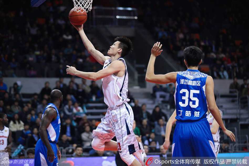 周鹏爱妻场边观战，眼神中满是关切与骄傲，为赛场上的铁血队长注入无限柔情动力。