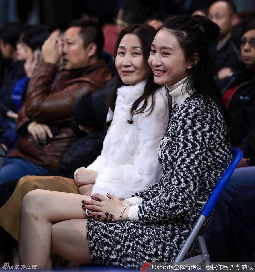 易建联跳投瞬间，目光如炬，表情专注认真，每一次出手都承载着球队领袖的担当。