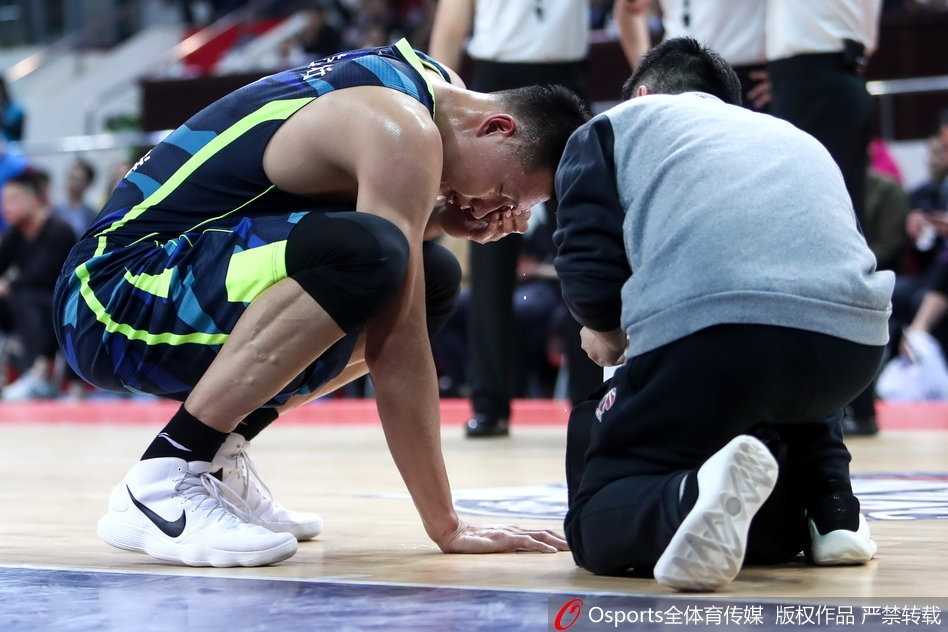 全场比分最终定格，广东宏远客场获胜。易建联与队友击掌庆祝胜利，他右眼的红肿依然清晰可见，但脸上却带着胜利后的释然与坚毅，这是属于他的夜晚，一场用血性与坚韧换来的胜利。