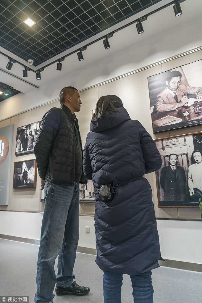 巴特尔结束瞻仰后步出纪念馆，冬日暖阳洒在他身上，这一刻他不仅是一位篮球巨星，更是一位虔诚的追思者