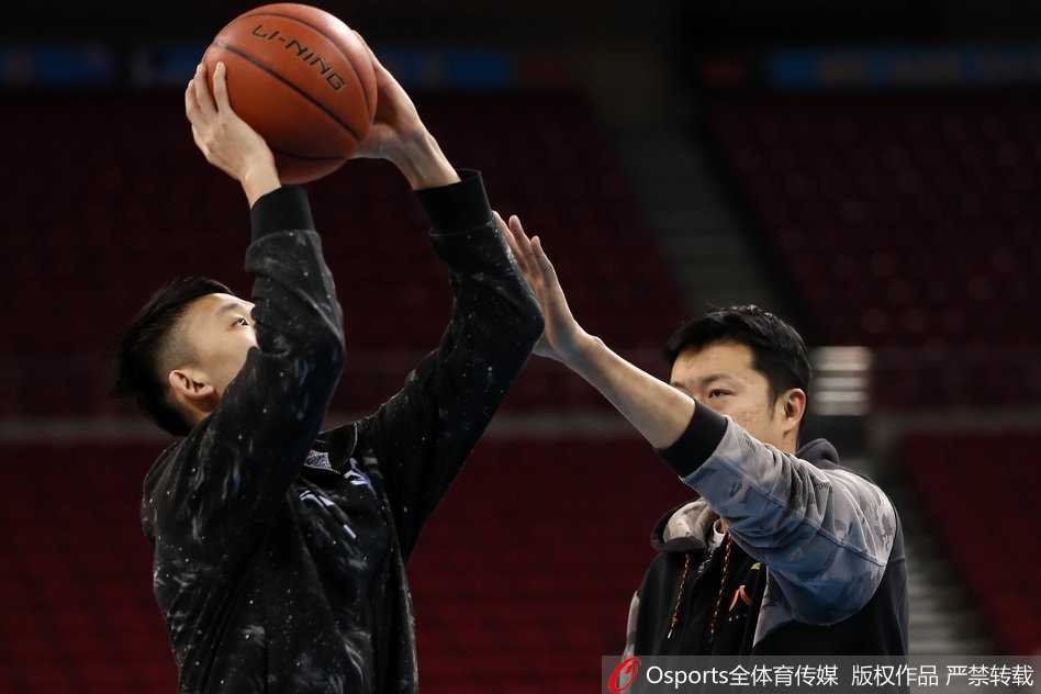 铁血继承者:王治郅督战第十八轮,八一队赛前挥汗备战 汗水湿透了王治郅的训练服,他神情严肃地对着一位年轻内线球员面授机宜,大郅的手轻轻搭在对方肩上,眼神中流露出一种亦师亦友的深切关怀。