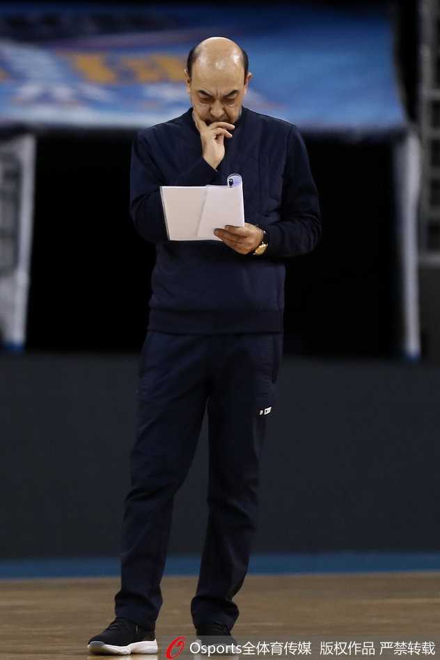 铁血继承者:王治郅督战第十八轮,八一队赛前挥汗备战 身披蓝色训练服的王治郅神情专注,双手高高举起,正在向球员们演示内线防守的站位技巧,仿佛将时光拉回到了他当年叱咤赛场的峥嵘岁月。