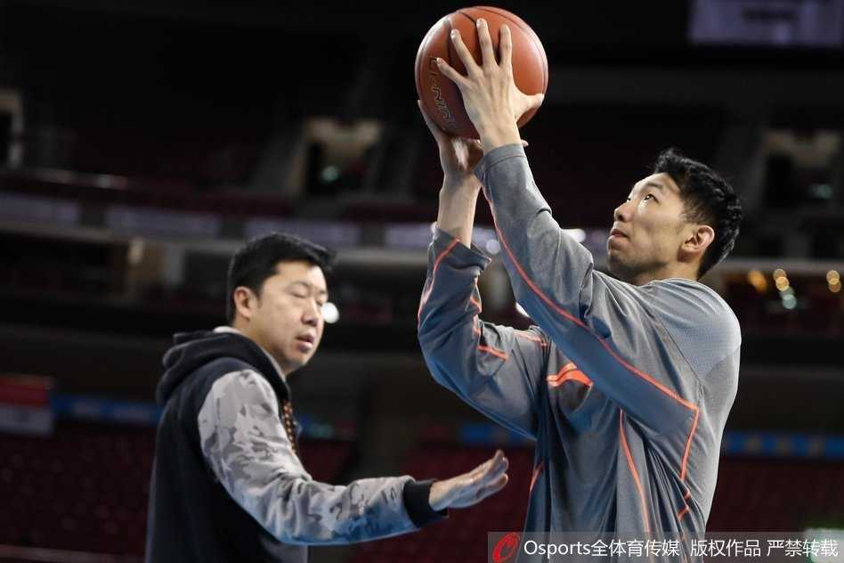 铁血继承者:王治郅督战第十八轮,八一队赛前挥汗备战 在分组对抗环节,王治郅亲自持球背身单打年轻球员,他凭借扎实的臀位和精湛的转身技术轻松摆脱防守,场边的队友们看得入神,眼神中充满了敬佩与渴望。