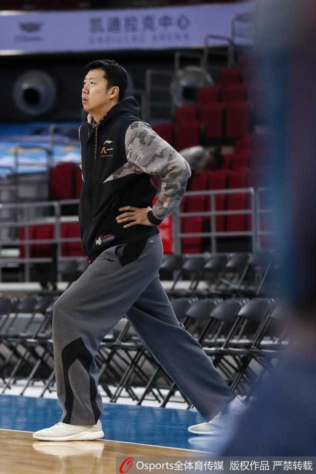 铁血继承者:王治郅督战第十八轮,八一队赛前挥汗备战 王治郅在训练中弯腰屈膝,做出扎实的防守滑步动作,他眼神坚毅地盯着前方持球的年轻队员,用身体力行告诉后辈什么才是八一队的铁血防守。