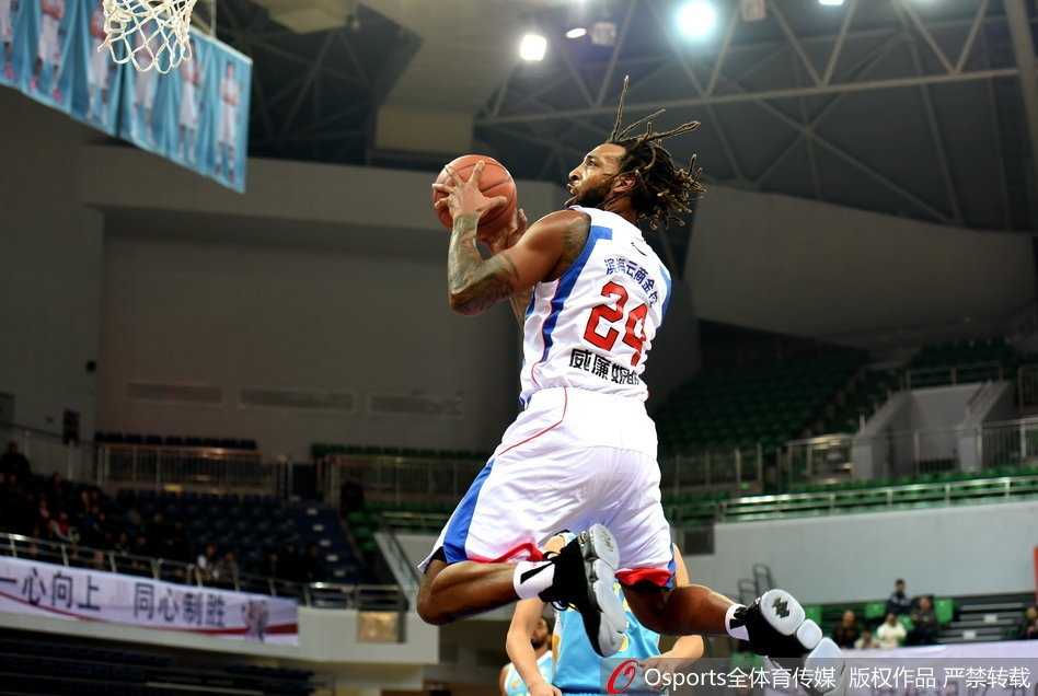 易建联在军粤大战中单手劈扣，八一队员虽奋力封盖却鞭长莫及，这石破天惊的一扣不仅是得分，更是对传统霸主尊严的捍卫。