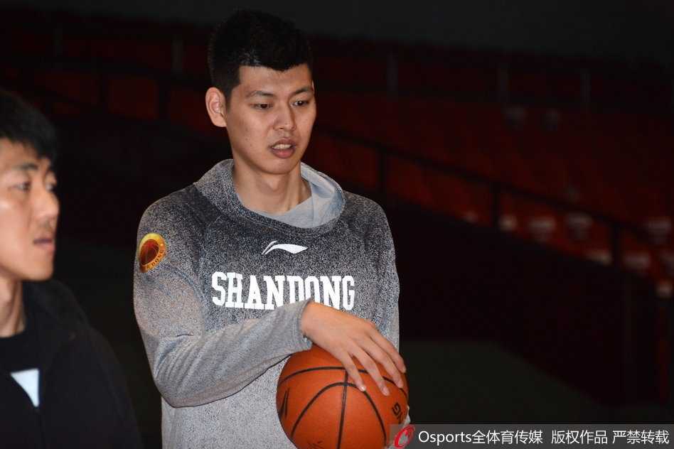 训练场边，睢冉的拐杖和醒目的脚上护具成为焦点，他正望向远方，眼神中充满了对重返赛场的渴望和对队友们的信任。