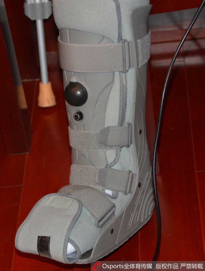 训练间隙，睢冉与山东高速男篮主教练凯撒进行交流，他右脚上的护具在灯光下格外显眼，凯撒则微微弯腰，认真地倾听着爱将的见解。