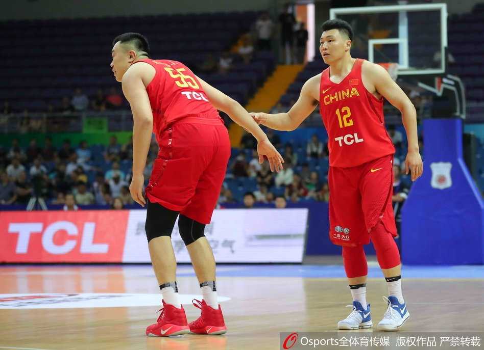 铁血防守铸就大胜,中国男篮蓝队昆山击退新西兰 李根在哨响前命中压哨三分后,霸气地握拳怒吼,队友们纷纷上前与他撞胸庆祝,这一刻,中国队的士气燃爆全场。