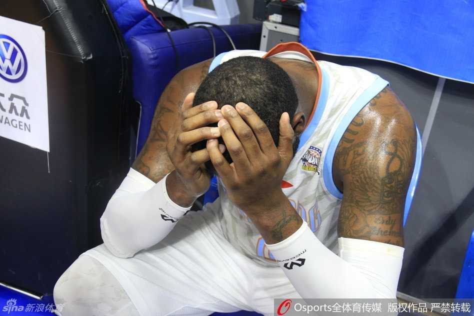 周琦在罚球线上稳稳命中罚球，眼神坚毅，但随后便被队友合力抬出场外，背影写满落寞。