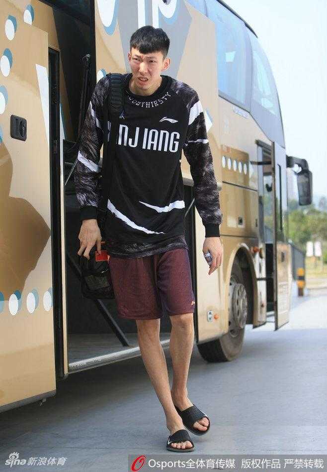 可兰白克在训练中眼神专注，双腿绑着冰袋，带伤备战，展现了队长以身作则、轻伤不下火线的领袖气质。