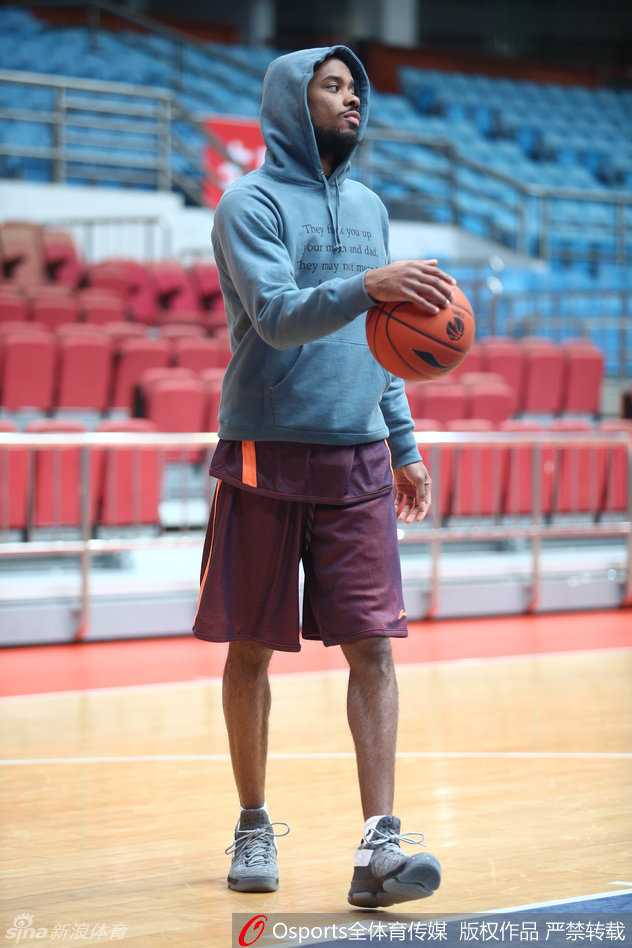 吴前在训练馆中一丝不苟地完成投篮练习，每一个动作细节都力求完美