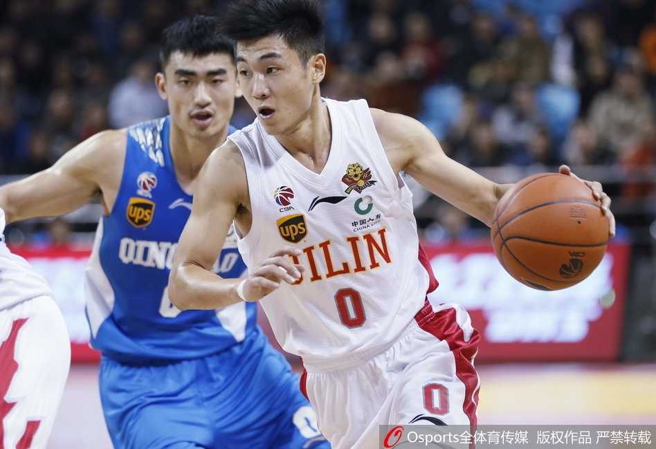 长春狂飙之夜:韦弗46分弑旧主,吉林东北虎137-119大胜青岛止连败 韦弗在三分线外手起刀落,篮球划过长春夜空应声入网,点燃全场激情。