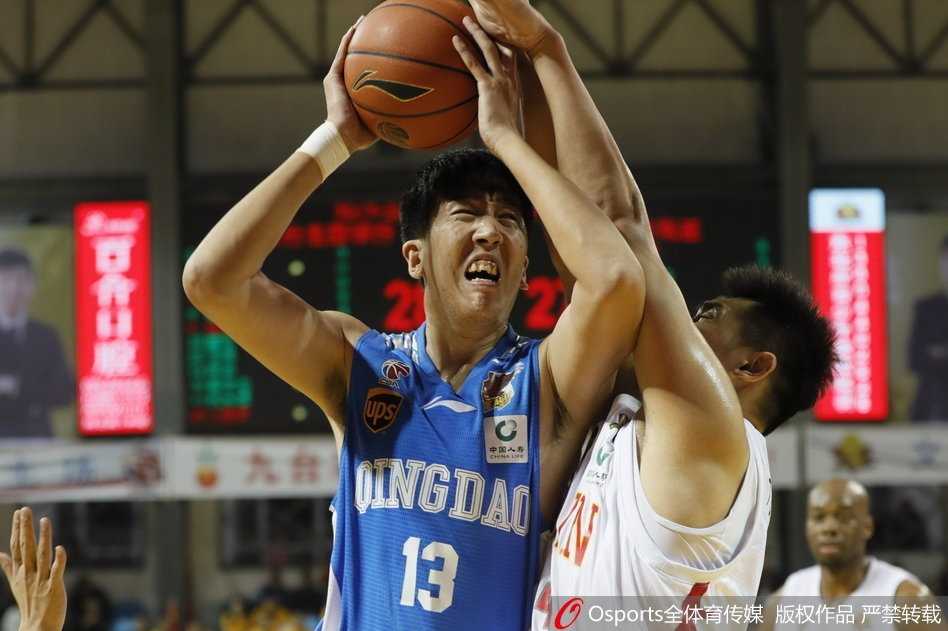 长春狂飙之夜:韦弗46分弑旧主,吉林东北虎137-119大胜青岛止连败 崔晋铭运球快速推进发动反击,青岛队防守球员紧贴跟防,场上攻防节奏令人窒息。