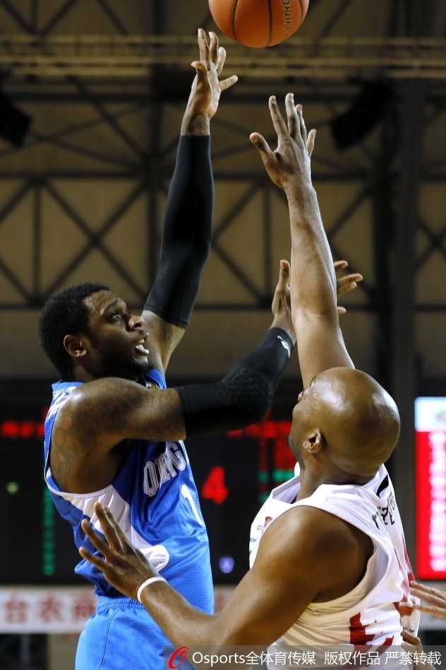 长春狂飙之夜:韦弗46分弑旧主,吉林东北虎137-119大胜青岛止连败 兰德里背身单打青岛外援琼斯,强硬转身抹入内线,以一记势大力沉的单手劈扣终结进攻。