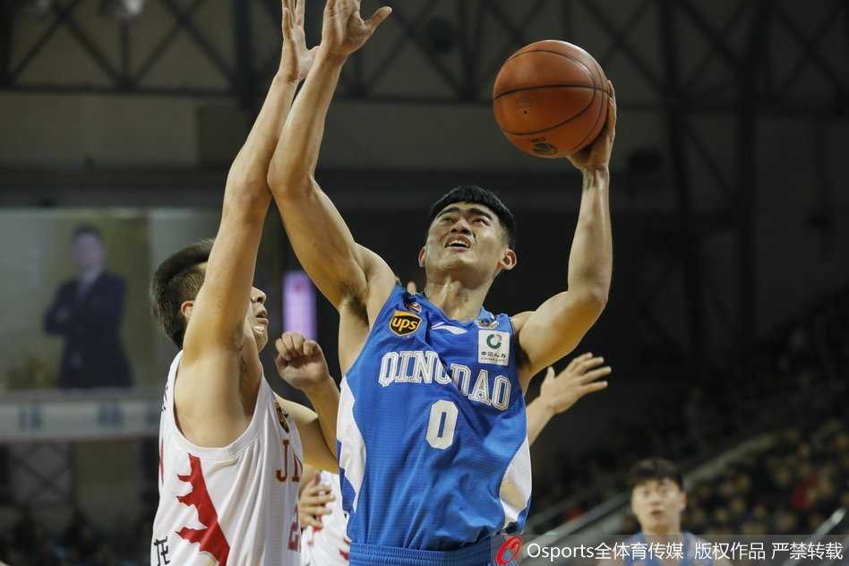 长春狂飙之夜:韦弗46分弑旧主,吉林东北虎137-119大胜青岛止连败 吉林队柴长易底角三分果断出手,篮球在空中画出完美弧线,为球队的进攻高潮再添火力。