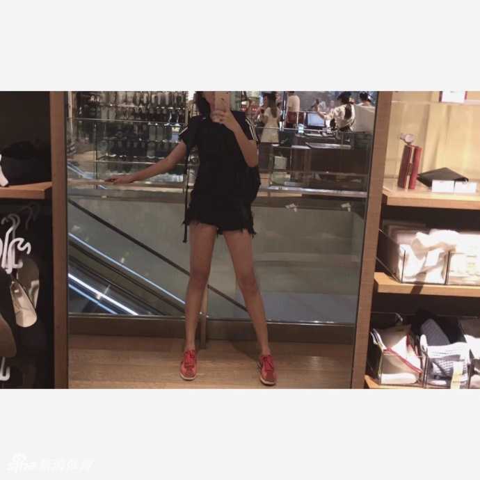 训练间隙，鲁西西ii手拿篮球坐在场边，汗水微湿的发梢和专注的神情，完美捕捉了一个女球迷对篮球运动的真挚情感