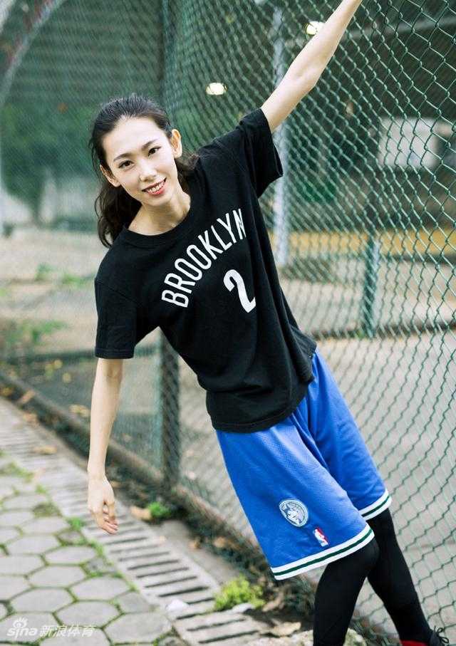 高珊扣篮落地后与队友撞胸庆祝，队友们纷纷伸手摸她的头，看台上闪光灯连成一片