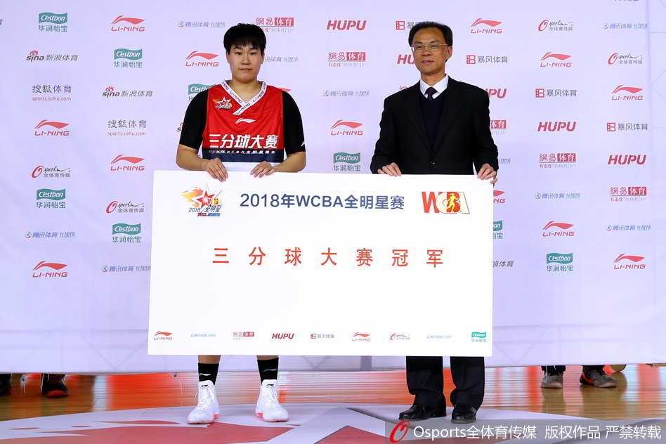 南区明星队的露雯在正赛中如入无人之境，面对北区两人的防守，她依然果断突破上篮，眼神中充满了必胜的信念与杀气，不愧为全明星赛MVP。