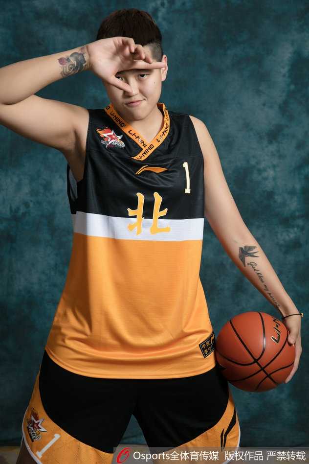 在另一组造型中，北区队员换上精致的场外便装，邵婷与队友并肩而立，姿态放松。柔和的侧光打在她们微笑的脸庞上，展现出这群球场霸主在赛场之外的时尚感与独特魅力。