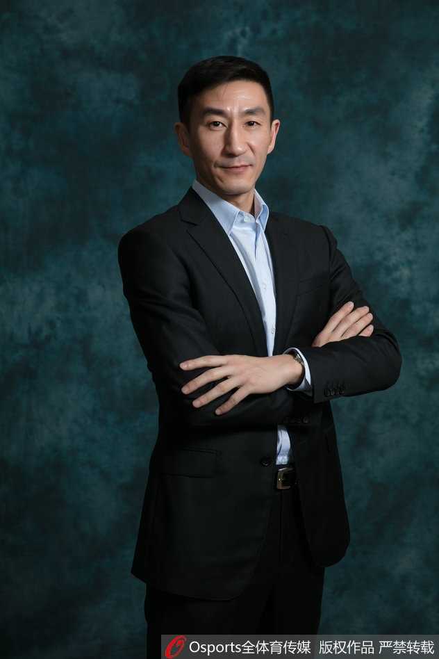 身披北京队战袍的邵婷嘴角扬起标志性的自信微笑，双手持球于胸前。在柔和的摄影灯光下，她的眼镜片反射出智慧的光芒，完美诠释了这位北大博士在球场上学霸之外的另一种飒爽英姿。