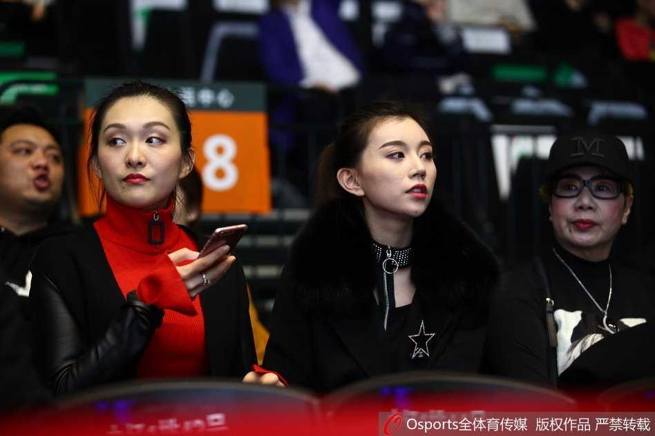 周鹏和刘美的两个孩子也出现在了看台上，小家伙们穿着可爱的童装，好奇地张望着球场上的大哥哥们，似乎正在感受篮球带来的最初快乐。