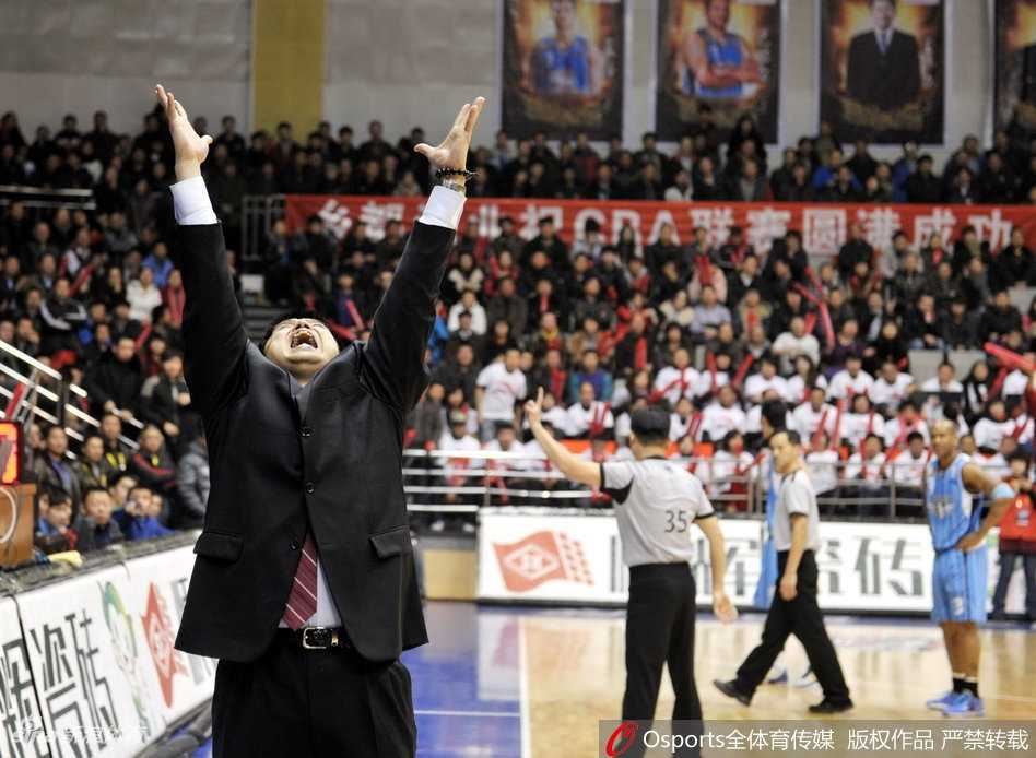 闵鹿蕾与昔日弟子张云松、谢立斌以及外援哈里森在场边聚首，旧日师徒相视而笑，眼神里流转的是那些年并肩作战、共度难关的深厚情谊