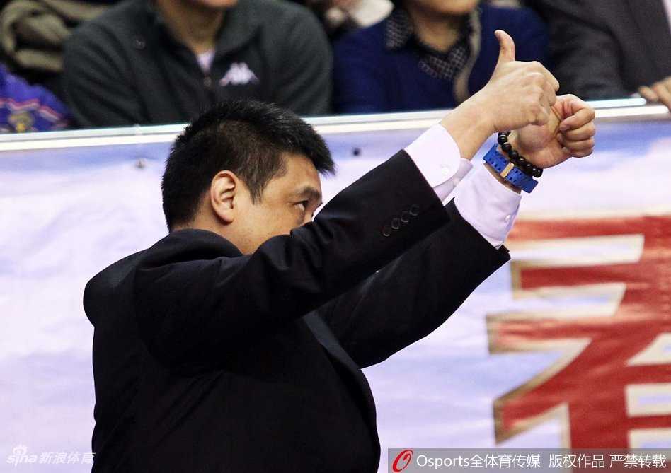 闵鹿蕾与巴特尔、焦健等北京旧将齐聚一堂，虽然球衣颜色早已不同，但老友相见时的开怀大笑，见证了北京篮球三代人的薪火相传