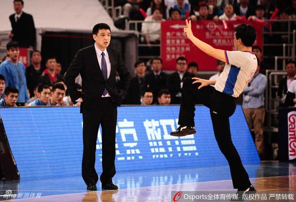 闵鹿蕾向镜头展示璀璨的总冠军戒指，眼神中满是珍视与骄傲，这枚戒指不仅记录着王朝荣耀，更镌刻着他与几代北京球员的青春与热血