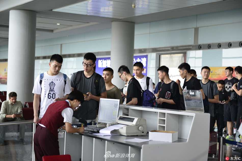 功勋教头闵鹿蕾在生日当天毫无倦意，他身着首钢队服，在首都机场的登机口前目光坚定地望向远方，仿佛已在对即将到来的太平洋彼岸挑战运筹帷幄。