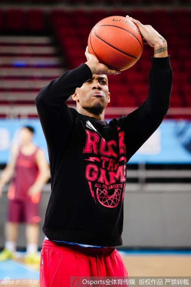 闵鹿蕾运筹帷幄马布里亲兵为将 首钢众将全力冲刺CBA季后赛 莫里斯出现在训练场,伤愈归来的他神态轻松,与队友进行着简单的传切配合,他的健康回归对内线攻防至关重要。