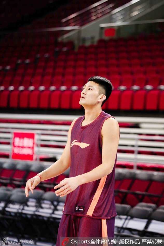 闵鹿蕾运筹帷幄马布里亲兵为将 首钢众将全力冲刺CBA季后赛 段江鹏投篮,他在底角接球后果断出手,皮球在空中划出完美弧线,加盟首钢后他正在努力用稳定的投射证明自己的价值。