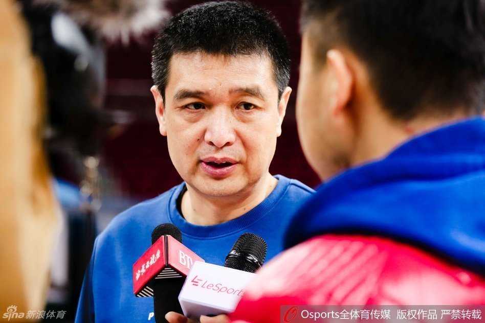 闵鹿蕾运筹帷幄马布里亲兵为将 首钢众将全力冲刺CBA季后赛 闵鹿蕾接受采访,被记者们团团围住的他神色平静而笃定,双手比划着向媒体阐述球队近期的训练重点和球员们的思想动态。