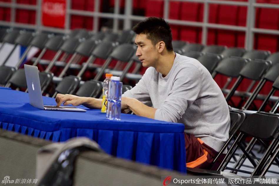 闵鹿蕾运筹帷幄马布里亲兵为将 首钢众将全力冲刺CBA季后赛 孙悦观看录像,训练结束后他并未立即离开,而是驻足在场边的电脑前,反复观看刚才的攻防回合,表情严肃地寻找着可以优化的细节。