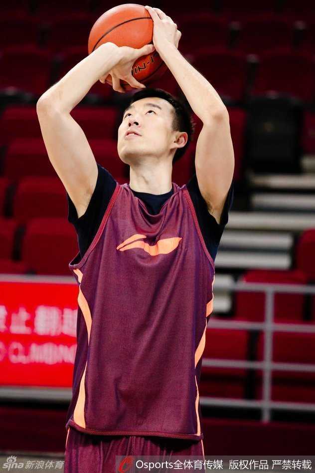 闵鹿蕾运筹帷幄马布里亲兵为将 首钢众将全力冲刺CBA季后赛 杰瑞特投篮,他高位持球,面对防守虚晃一枪后撤步跳投,动作舒展,作为备选外援他时刻准备着为球队提供火力支援。