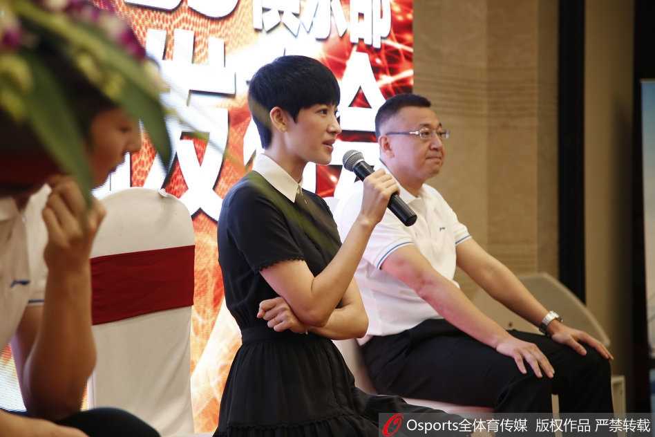 闽篮新章:美女老总挂帅,铁帅范斌携众将誓师冲刺季后赛 热情的福建球迷代表将一尊极具地方特色的少林功夫雕像送到外援手中,外援露出惊喜的笑容,这一刻篮球与闽南文化完美交融。