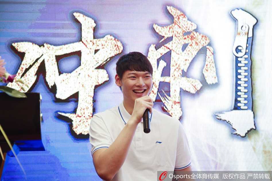 闽篮新章:美女老总挂帅,铁帅范斌携众将誓师冲刺季后赛 美女老总伍佰兰在发布会致辞时眼神坚定,一袭干练装束尽显巾帼本色,微笑中透露出对新赛季的无限憧憬。