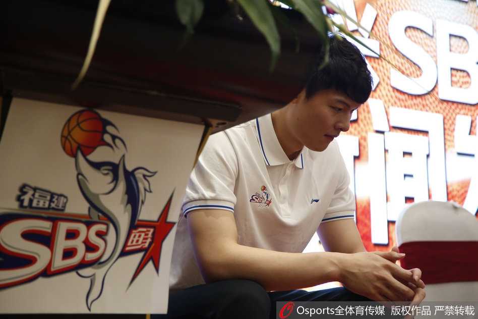 闽篮新章:美女老总挂帅,铁帅范斌携众将誓师冲刺季后赛 全体将士在发布会后合影留念,将帅一心众志成城,背景板上的“冲刺”二字正是他们心中共同的呐喊。