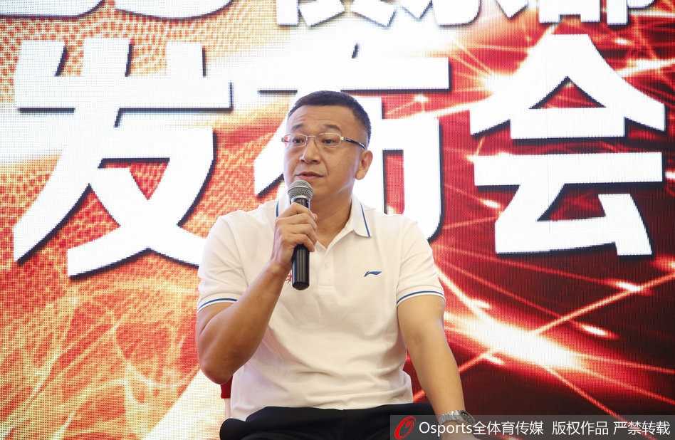 闽篮新章:美女老总挂帅,铁帅范斌携众将誓师冲刺季后赛 球迷代表与教练组互赠礼品,气氛融洽温馨,范斌指导接过礼物时弯腰致意,展现了铁帅柔情的一面。