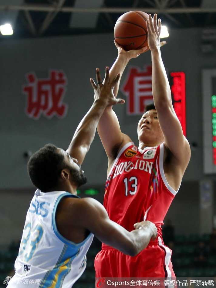 赵泰隆在队友的掩护下如同灵狐一般闪出空当，接球、起跳、出手，一系列动作如行云流水。皮球在空中划出一道彩虹般的优美弧线，精准地穿心而过，留下现场观众的一片沸腾与惊叹。