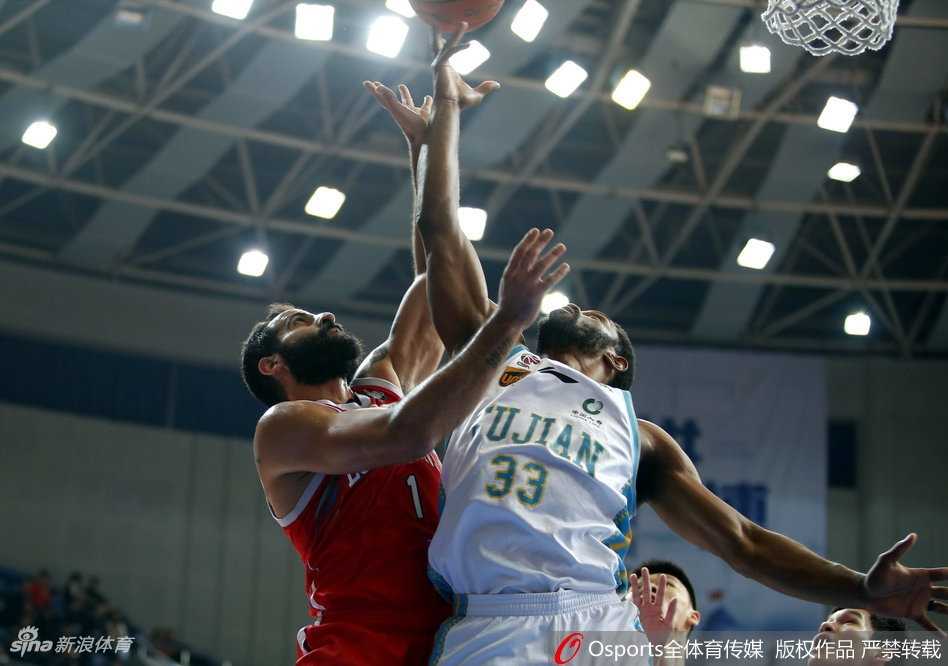 广州队的外援汉斯布鲁犹如一辆重型坦克杀入内线，他用宽厚的肩膀扛开王哲林的防守，在身体失衡的情况下依然顽强地将球送入篮筐，仿佛在向全场宣告他不可阻挡的冲击力。