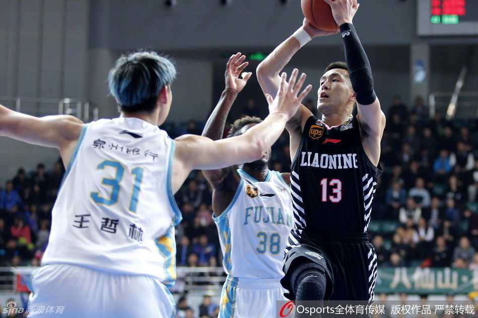 闽都鏖战群星闪耀 辽篮双杀却迎伤病阴霾 韩德君面对王哲林的贴身防守毫无惧色,利用强壮的上肢力量完成背身单打强行碾压