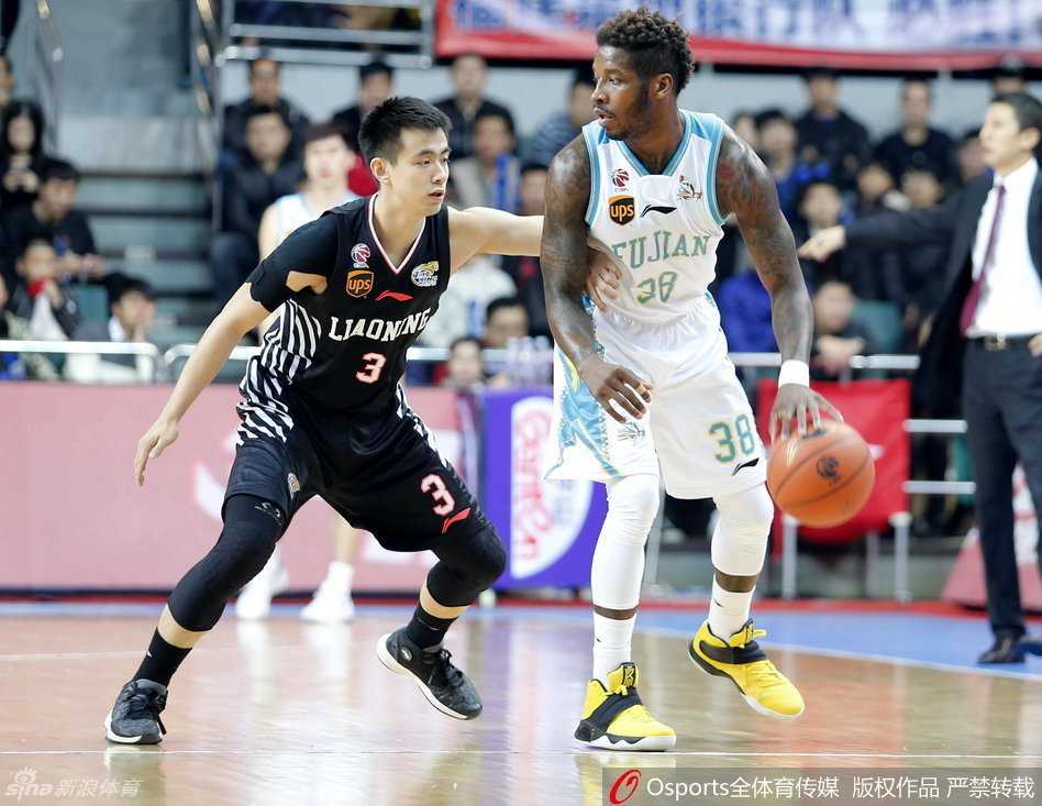 闽都鏖战群星闪耀 辽篮双杀却迎伤病阴霾 郭艾伦面对补防的王哲林毫无惧色,在空中闪转腾挪后潇洒挑篮,动作舒展如行云流水
