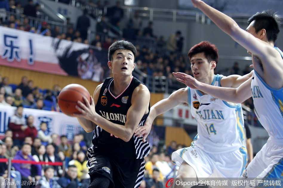 闽都鏖战群星闪耀 辽篮双杀却迎伤病阴霾 辽宁队进攻核心哈德森在福建队球员双人包夹下依然冷静寻找传球路线,眼神中透露着杀手的本能